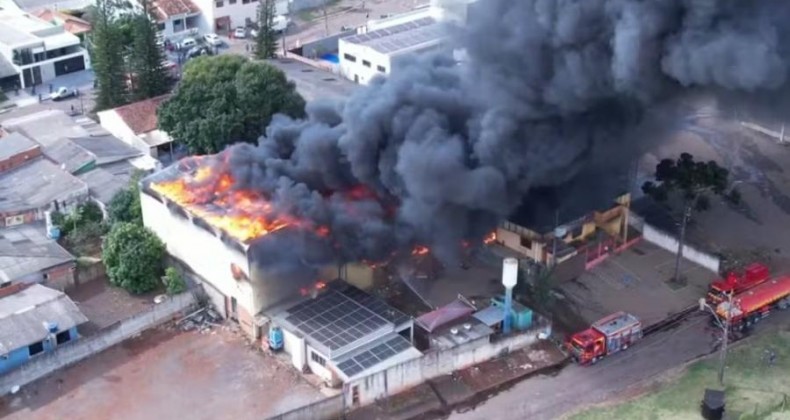 Incêndio atinge fábrica de embalagens de Cascavel